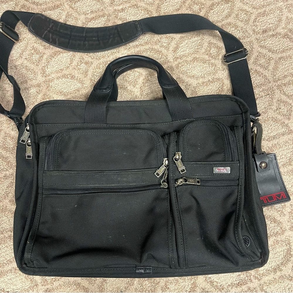 Tumi messenger bag 💼